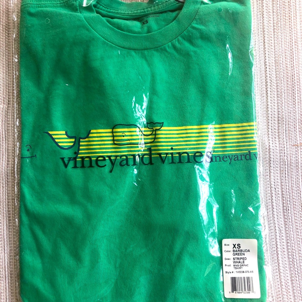 Vineyard Vines men’s XS Striped Whale SS tshirt.